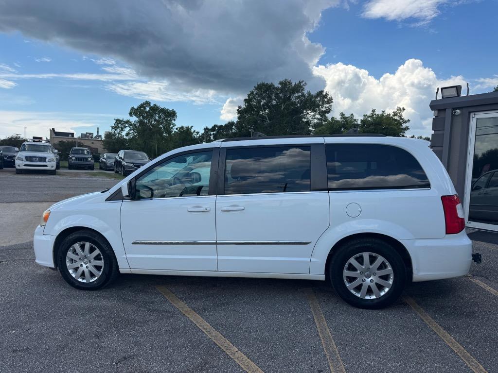 2013 Chrysler Town And Country - $5,995