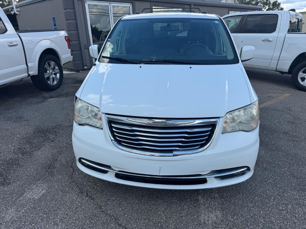 2013 Chrysler Town And Country - $5,995