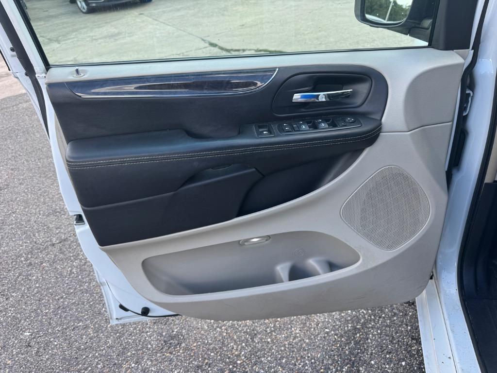 2013 Chrysler Town And Country - $5,995