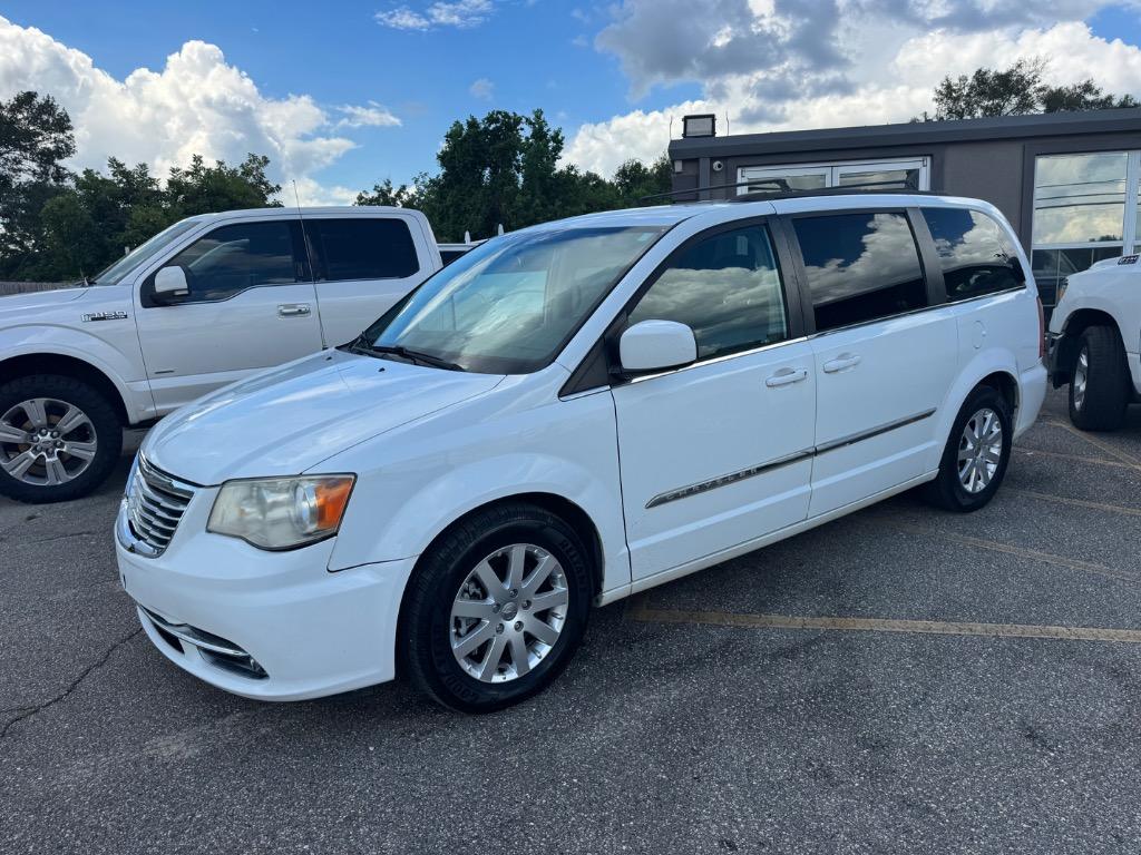 2013 Chrysler Town And Country - $5,995