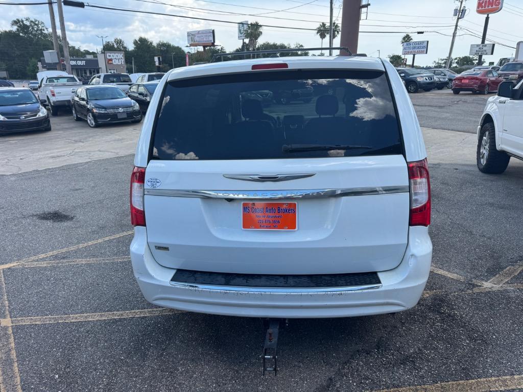 2013 Chrysler Town And Country - $5,995