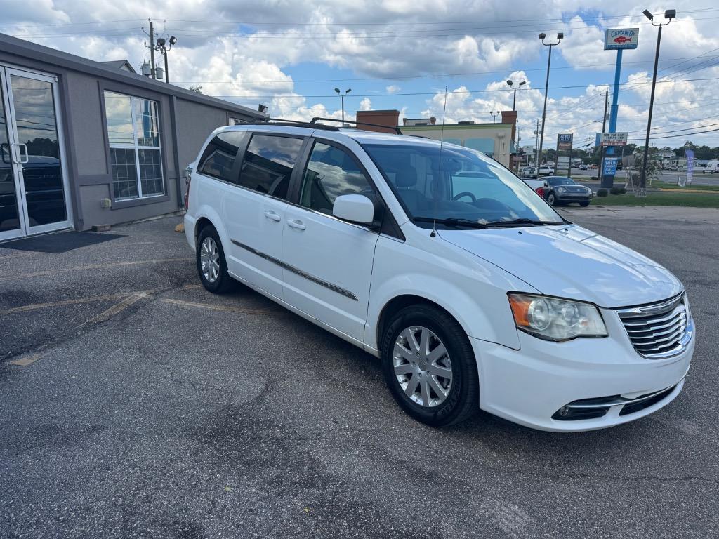 2013 Chrysler Town And Country - $5,995