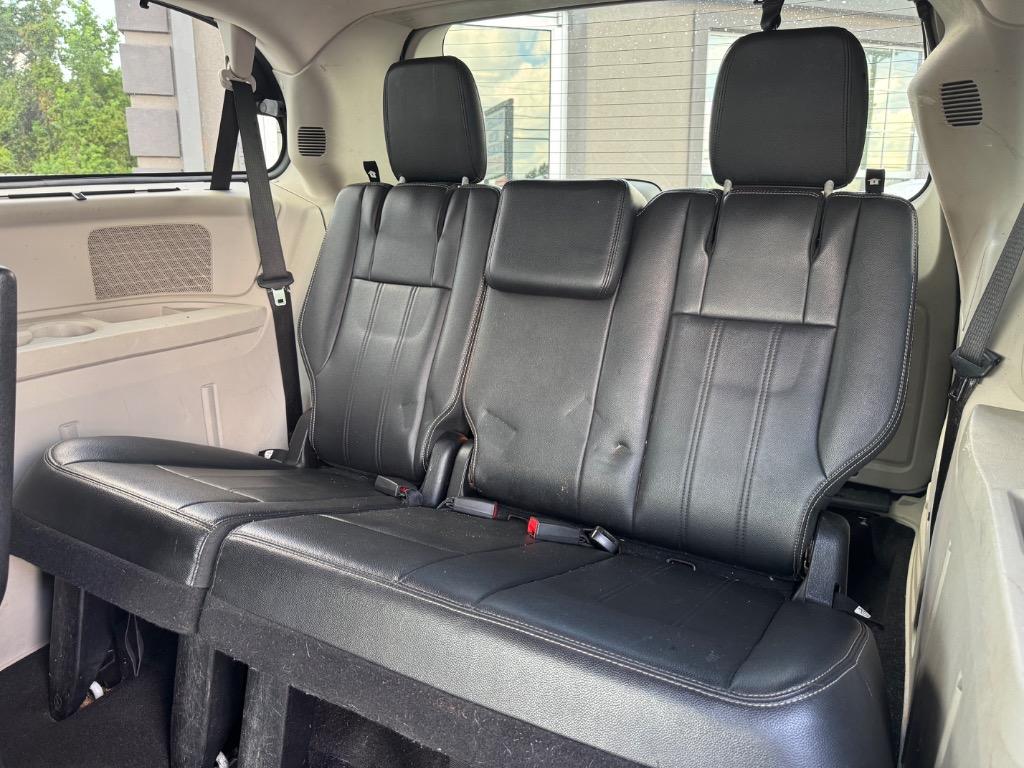 2013 Chrysler Town And Country - $5,995
