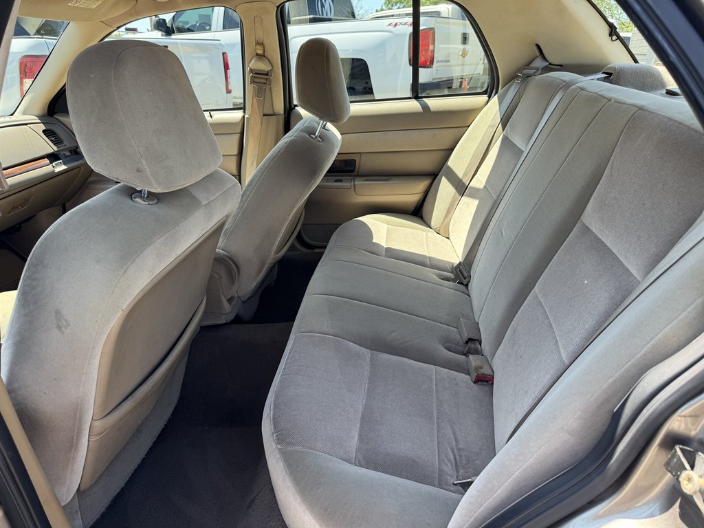 2004 Ford Crown Victoria photo