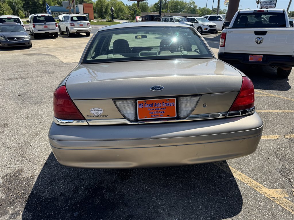 2004 Ford Crown Victoria photo