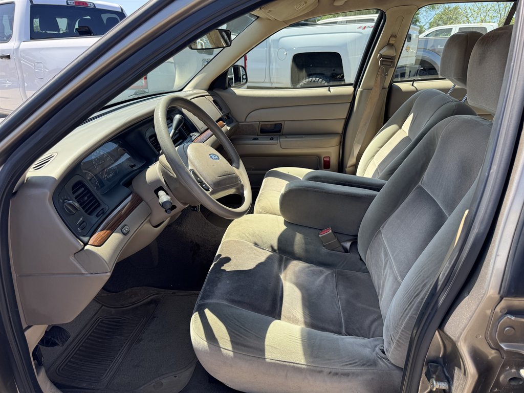 2004 Ford Crown Victoria photo