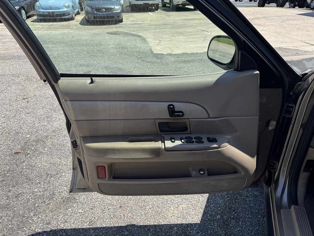 2004 Ford Crown Victoria photo
