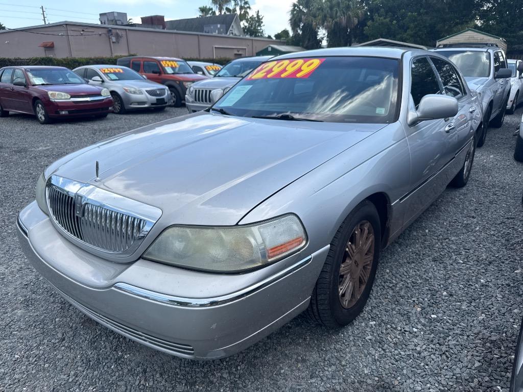 2009 Lincoln Town Car - $2,999