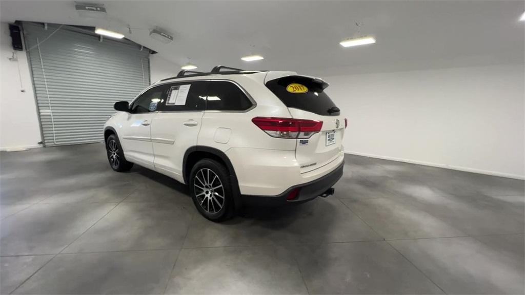 2017 Toyota Highlander SE photo