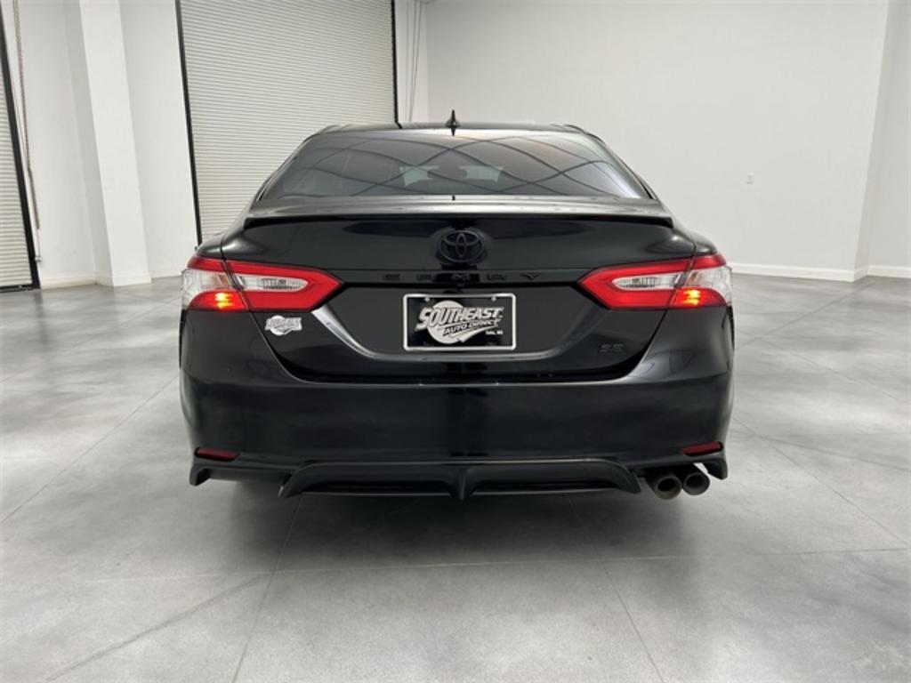 2020 Toyota Camry SE photo