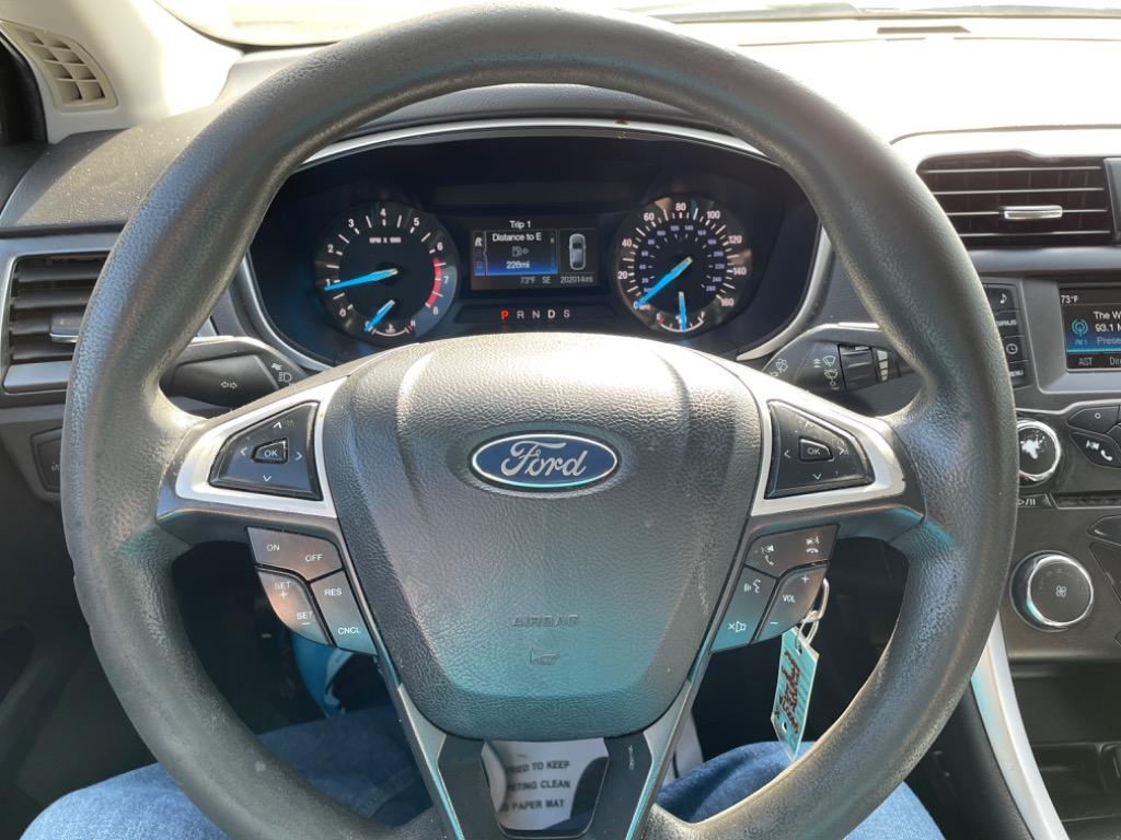 2015 Ford Fusion SE photo