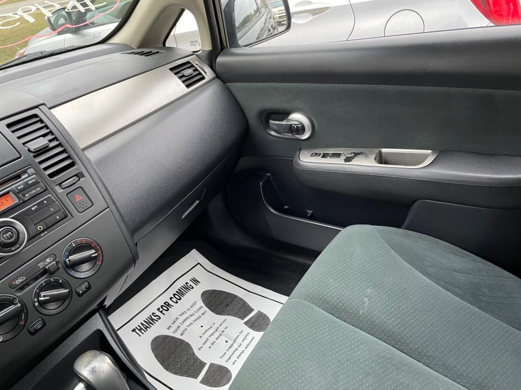 2010 Nissan Versa 1.8 SL photo