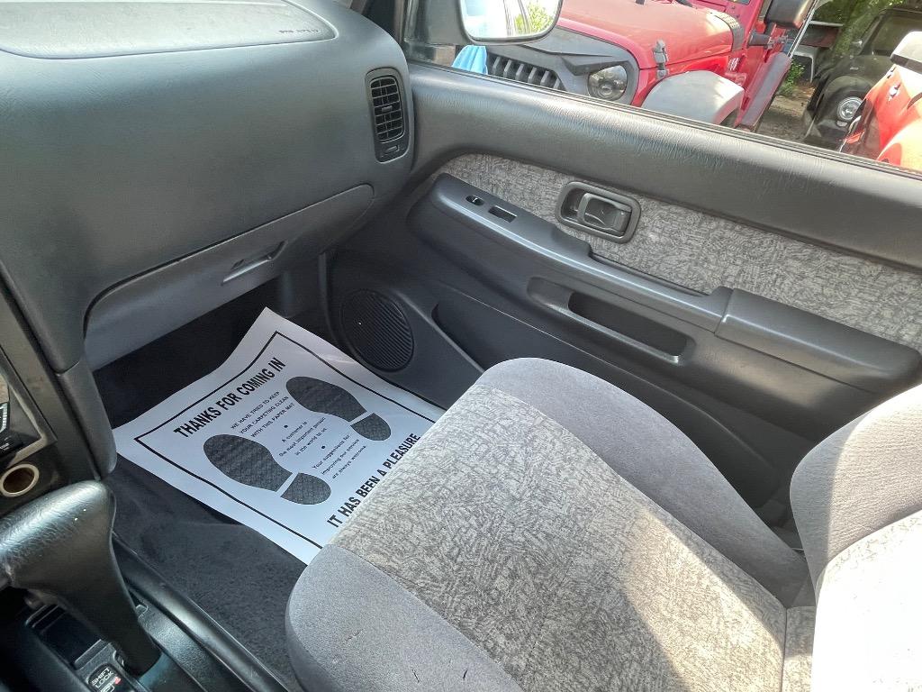 1997 Nissan Pathfinder LE photo
