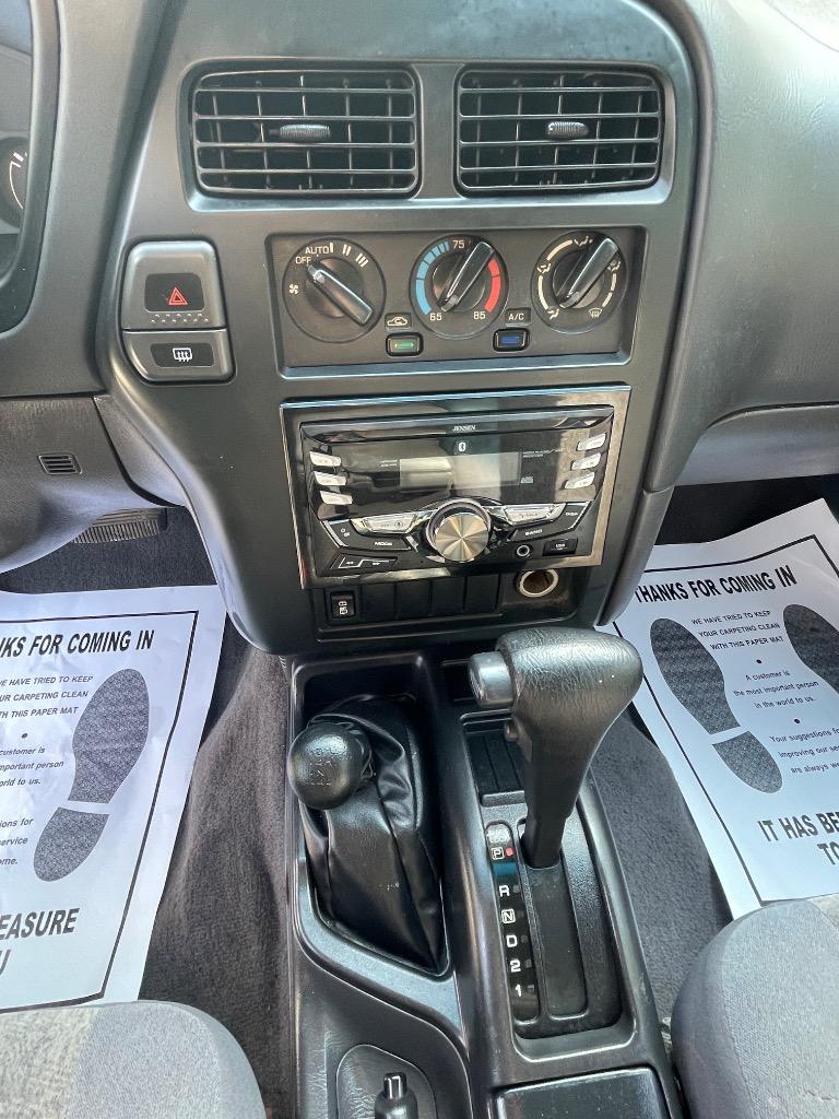 1997 Nissan Pathfinder LE photo