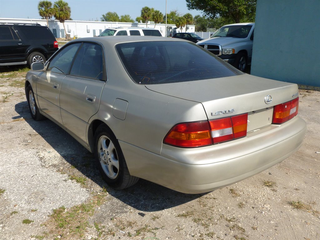 1999 LEXUS ES Sedan - $8,999
