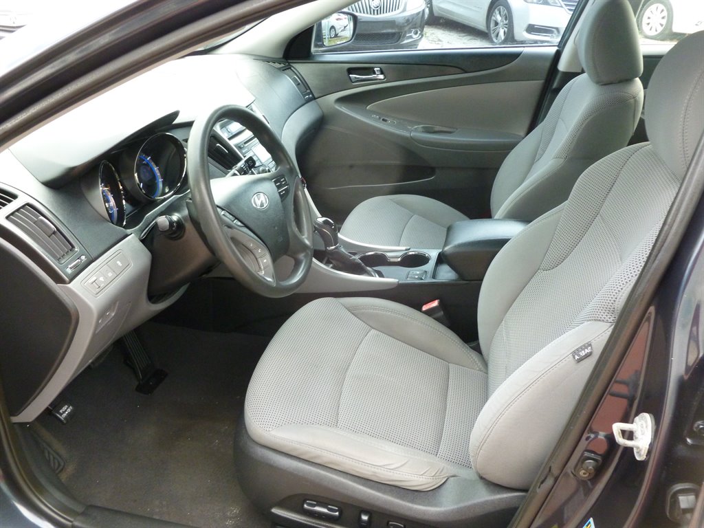 The 2013 Hyundai Sonata GLS