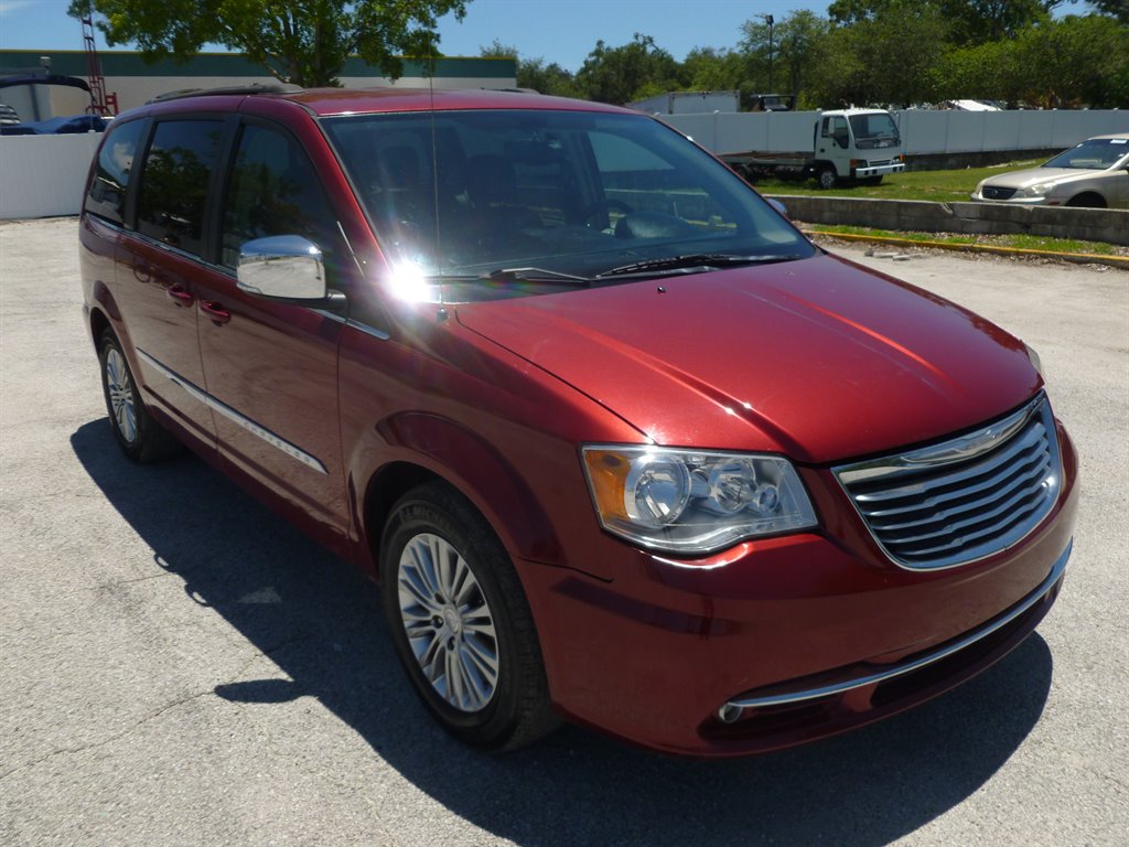 2015 Chrysler Town & Country Touring L photo