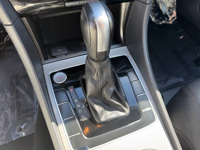 2021 Volkswagen Passat SE photo