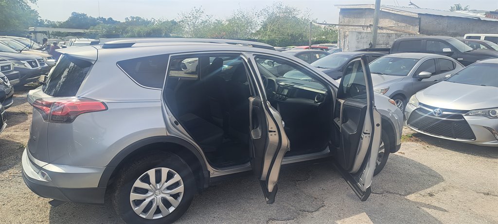 2018 Toyota RAV4 LE photo