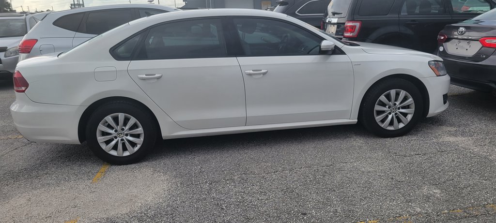 2015 Volkswagen Passat S photo