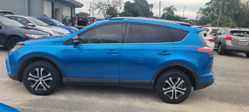 2018 Toyota RAV4 LE photo