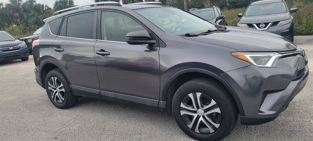 2018 Toyota RAV4 LE photo