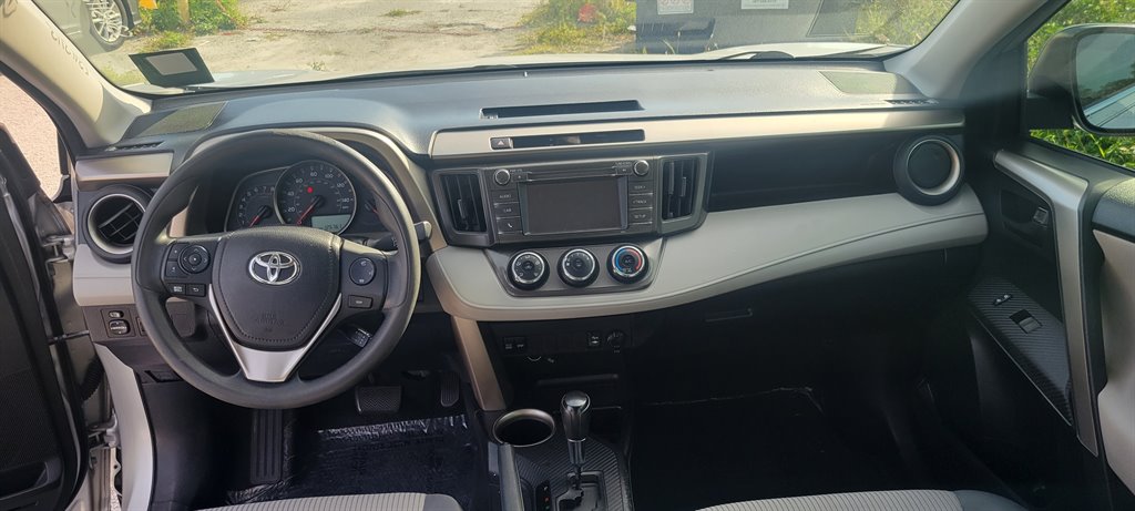 2016 Toyota RAV4 LE photo
