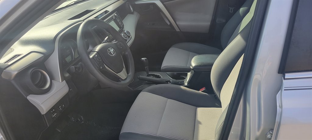 2016 Toyota RAV4 LE photo