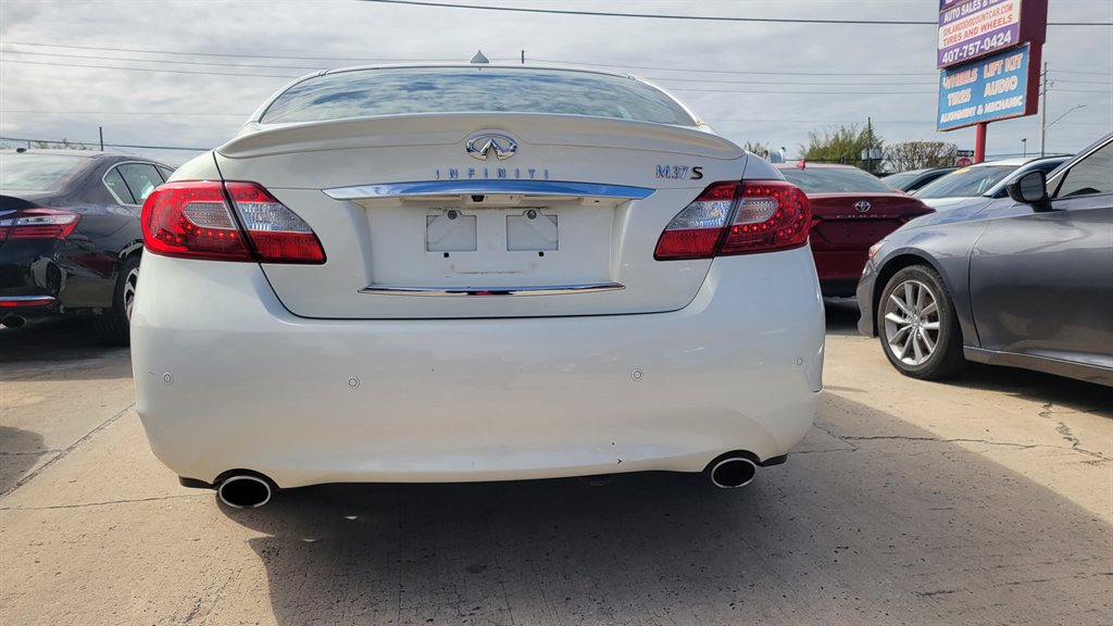 2013 INFINITI M - $8,900
