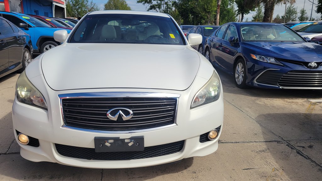 2013 INFINITI M - $8,900