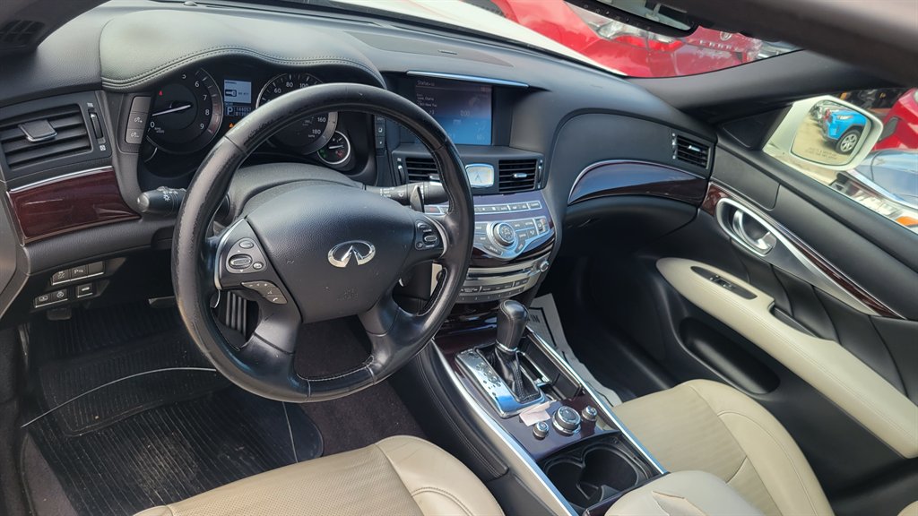 2013 INFINITI M - $8,900