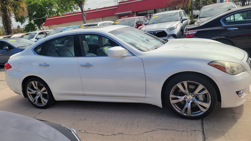 2013 INFINITI M - $8,900