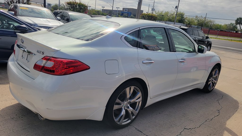 2013 INFINITI M - $8,900