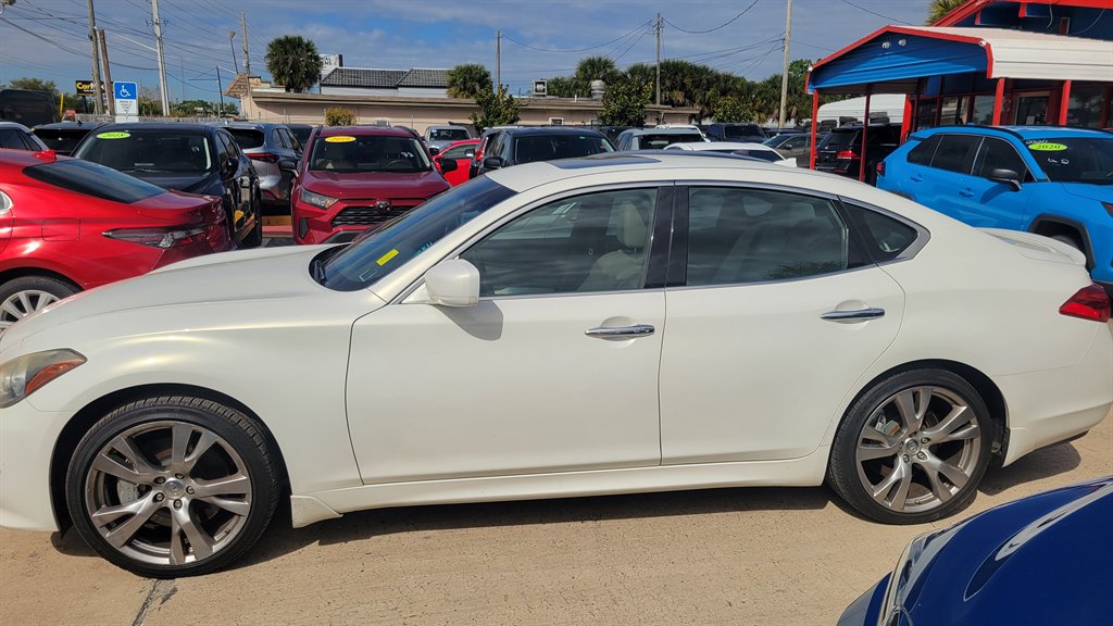 2013 INFINITI M - $8,900