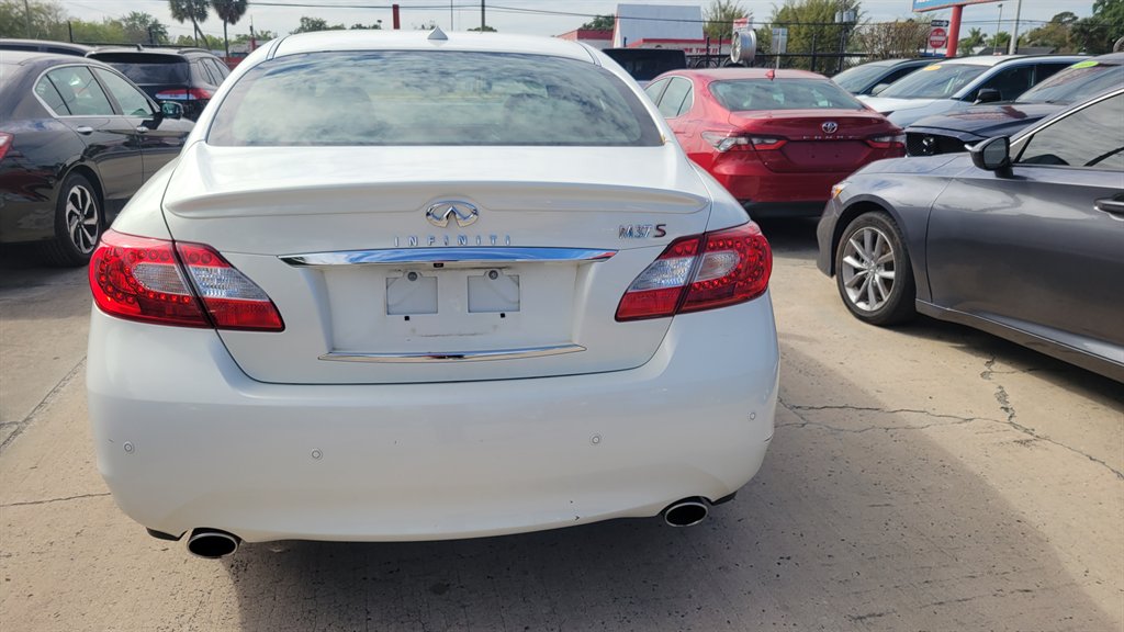 2013 INFINITI M - $8,900