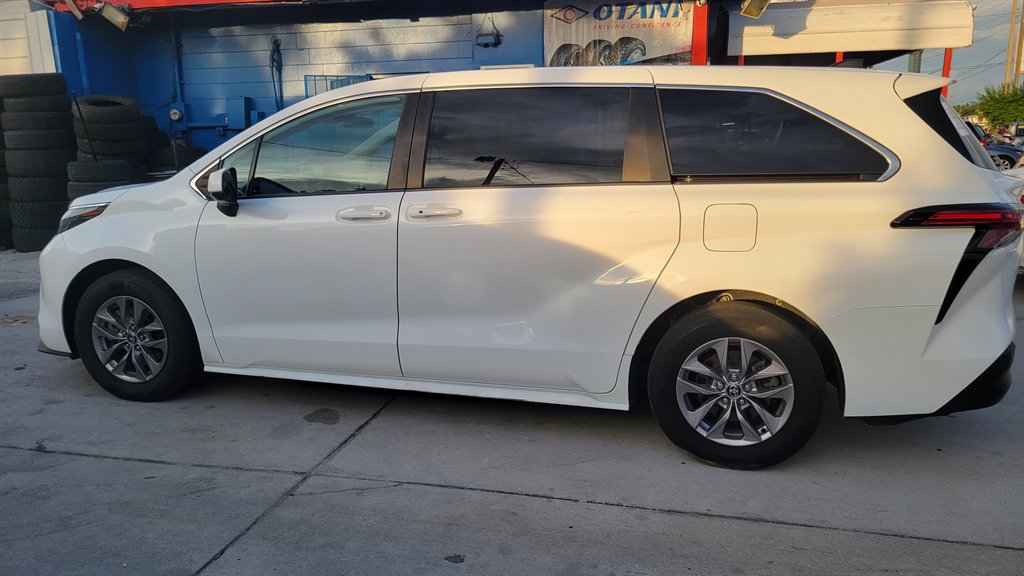 2022 Toyota Sienna - $29,900