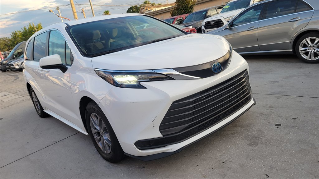 2022 Toyota Sienna - $29,900