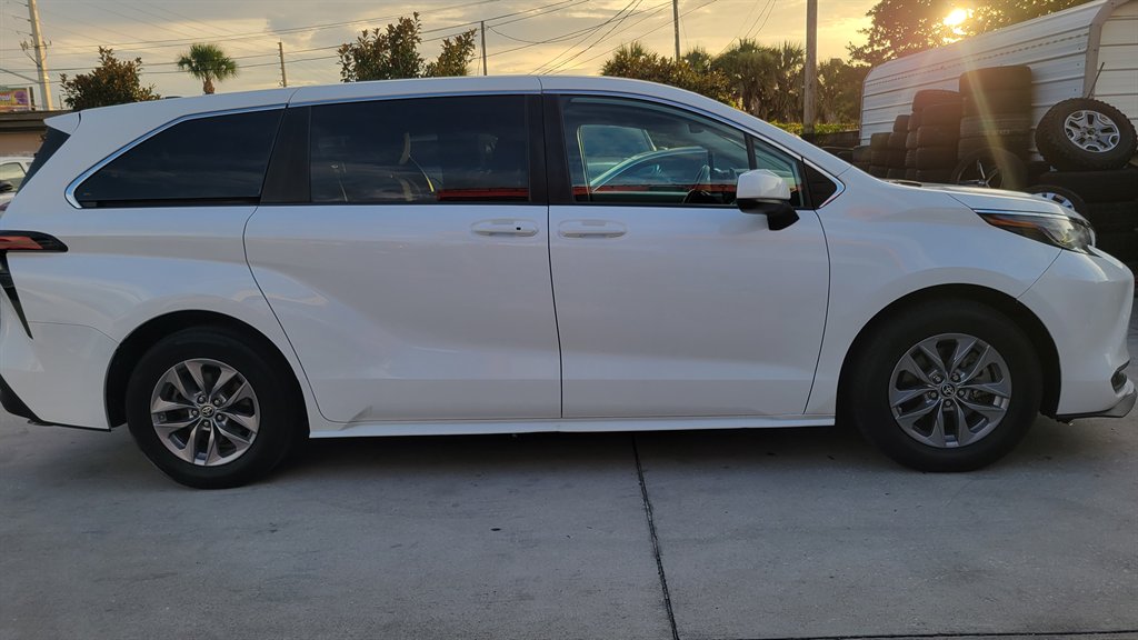 2022 Toyota Sienna - $29,900