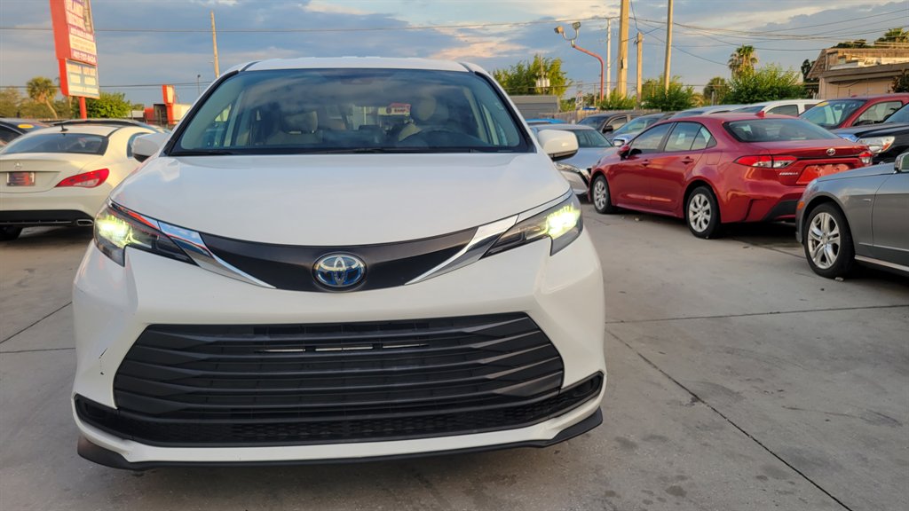 2022 Toyota Sienna - $29,900