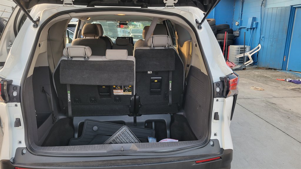 2022 Toyota Sienna - $29,900