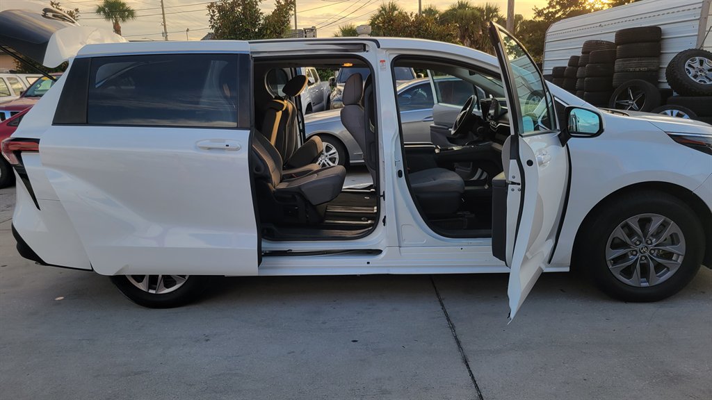 2022 Toyota Sienna - $29,900