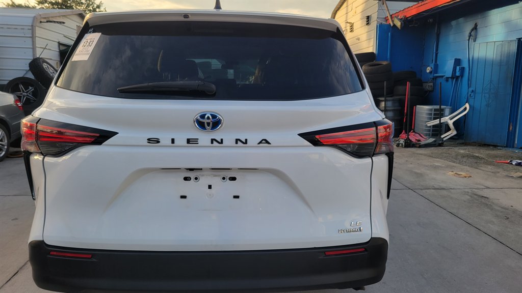 2022 Toyota Sienna - $29,900