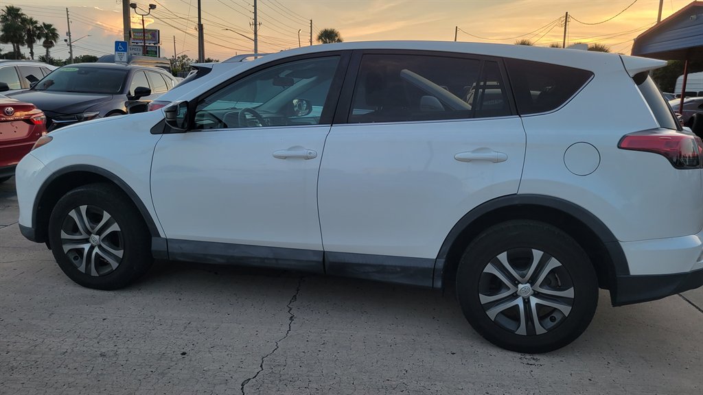 2018 Toyota RAV4 - $15,900