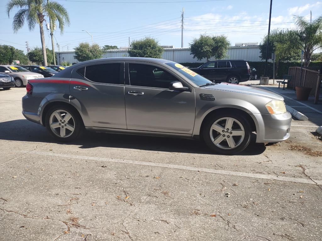 2013 Dodge Avenger SE photo