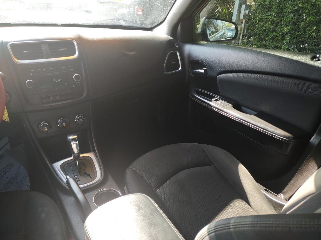 2013 Dodge Avenger SE photo