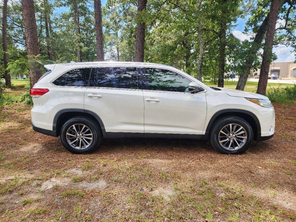 2019 Toyota Highlander - $24,995