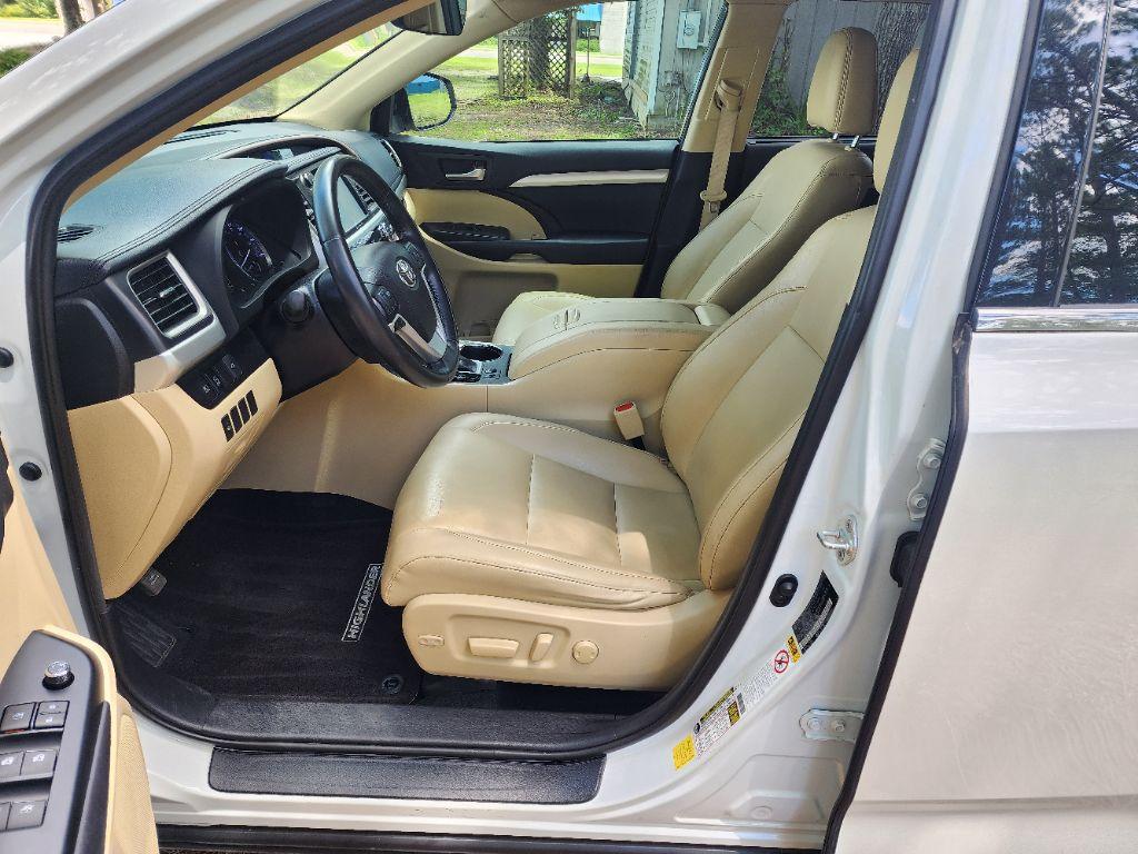 2019 Toyota Highlander - $24,995