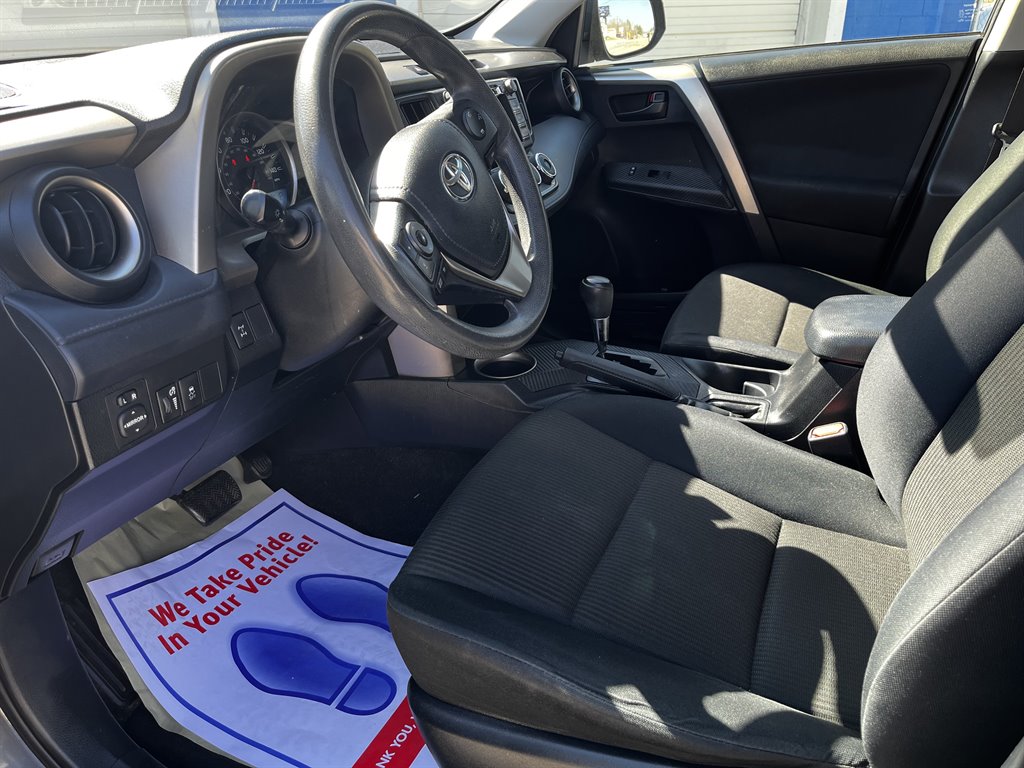 2015 Toyota RAV4 LE photo