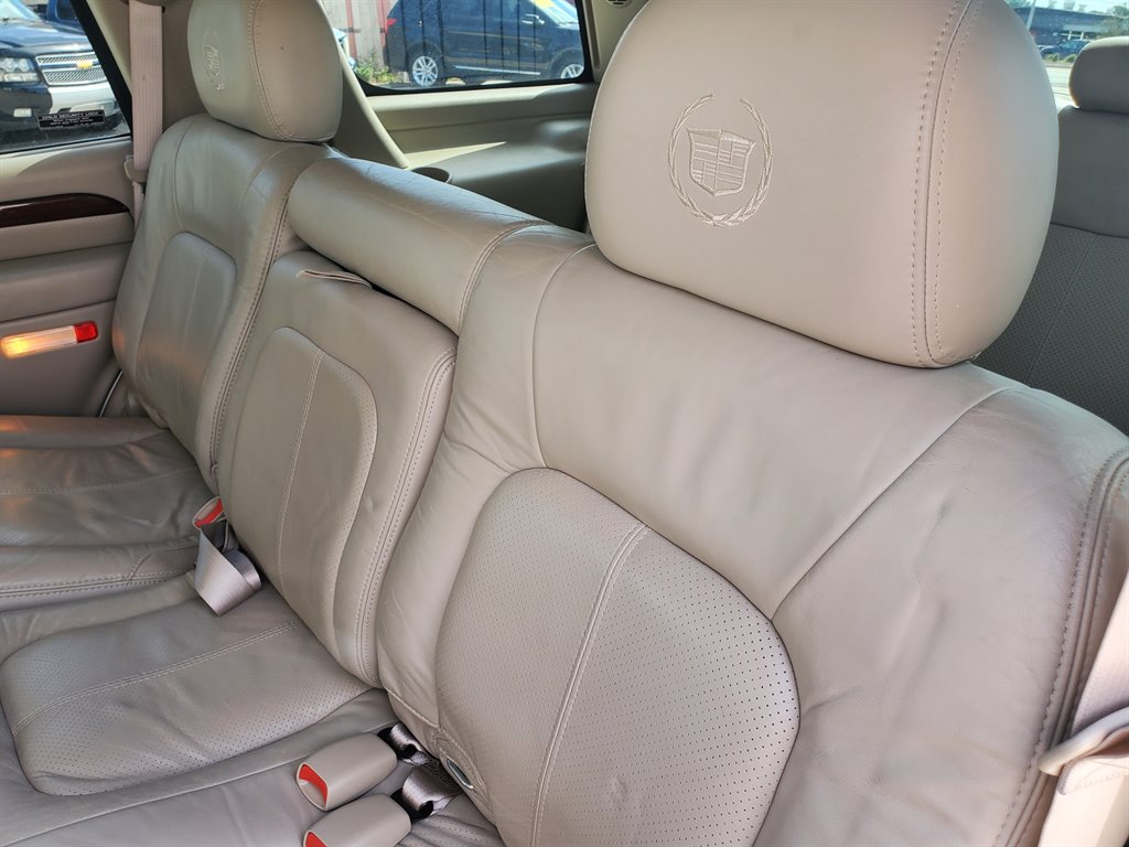 2002 Cadillac Escalade photo