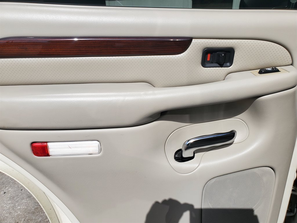 2002 Cadillac Escalade photo
